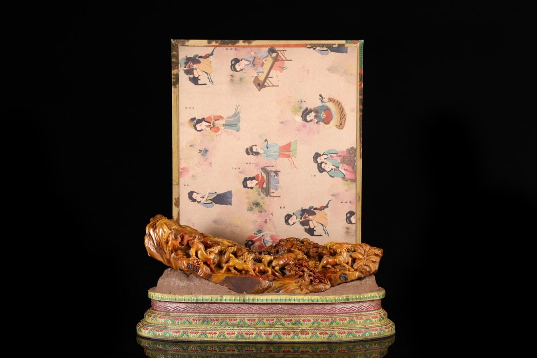 An Exquisite Tianhuang Stone Auspicious Animal Ornament: An Exquisite Tianhuang Stone Auspicious Animal Ornament,Qing Dynasty,China,With Mark,Size:3inx13in,Weight:2178g,田黄石瑞兽摆件,中国清代