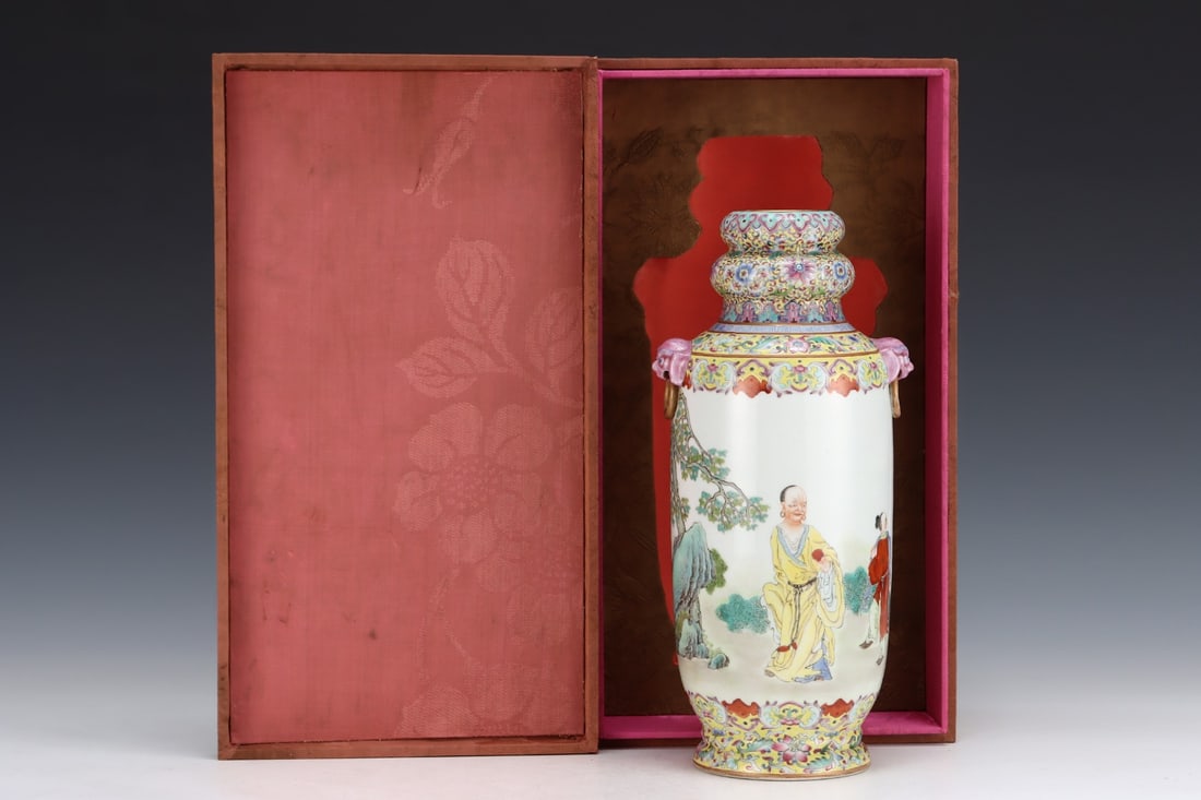 An Exquisite Famille-Rose Character and Story Pattern Lotus Pattern Double-Ears Vase: An Exquisite Famille-Rose Character and Story Pattern Lotus Pattern Double-Ears Vasethe Republic of China,With Mark,Size:11.5inx5.3in,粉彩人物故事纹缠&#