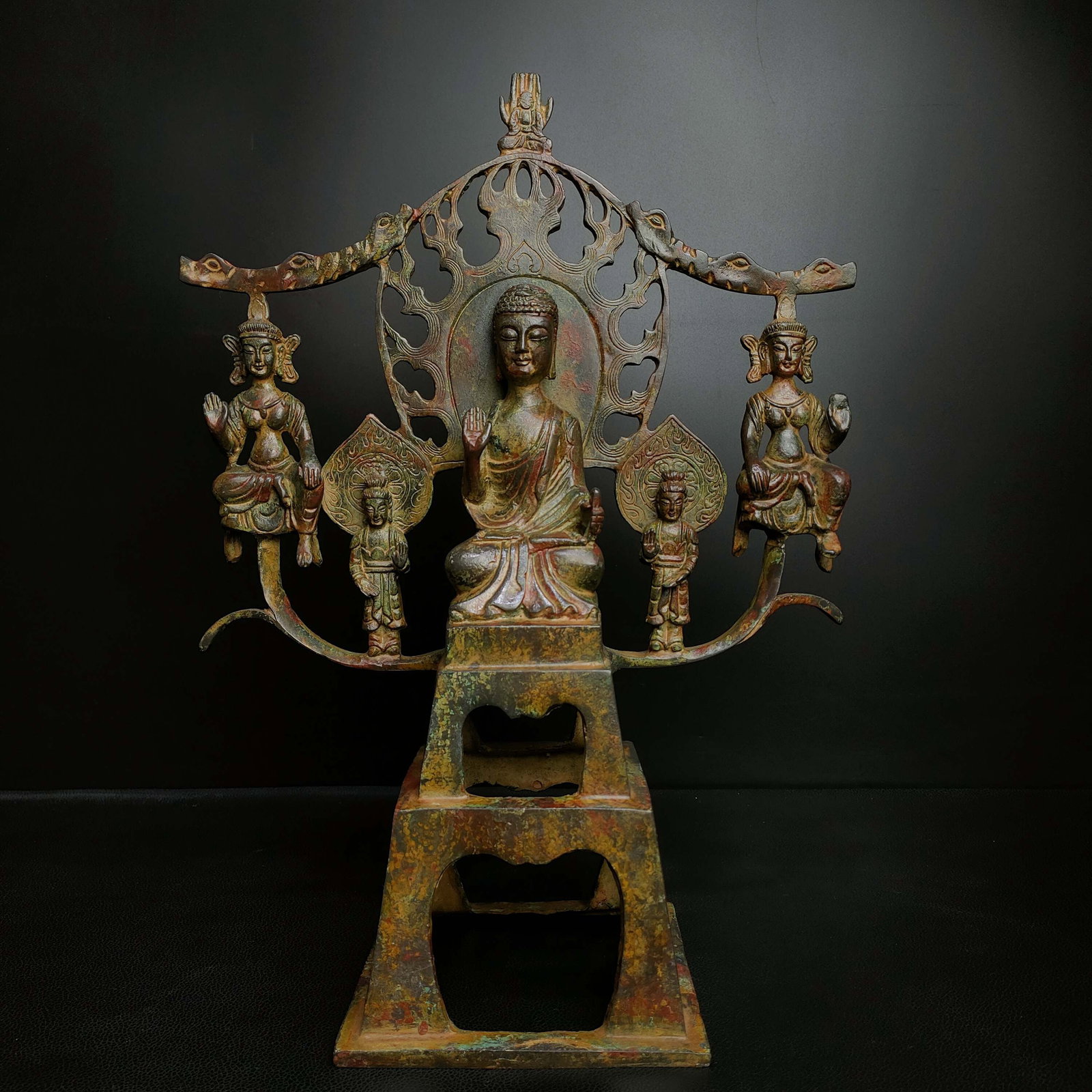 An Exquisite Bronze Buddha Statue: An Exquisite Bronze Buddha Statue,the Warring States period in China,Size:14.6inx11in,Weight:2800g,青铜佛像,中国战国时期