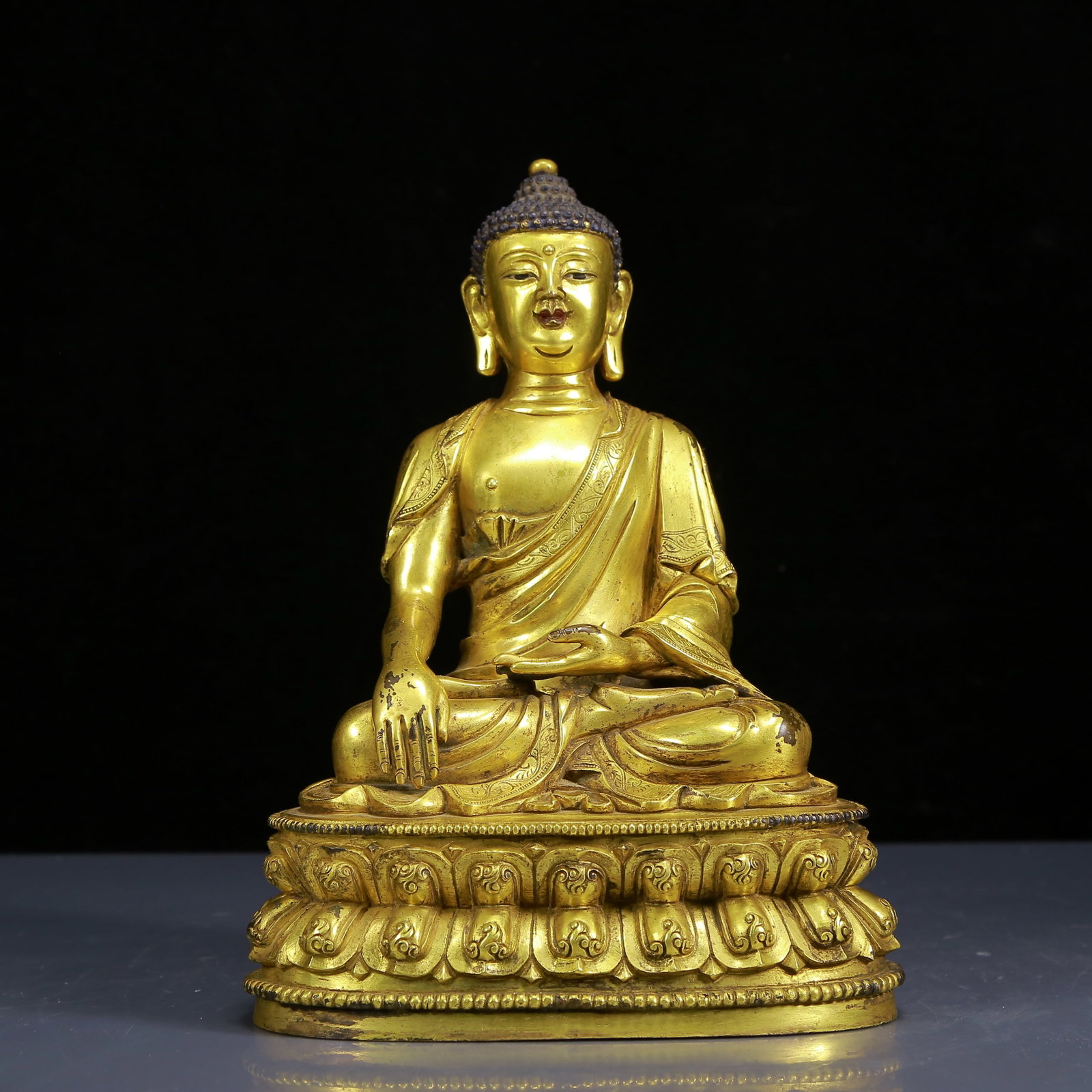 A Solemn Gilt Bronze Statue of Sakyamuni: A Solemn Gilt Bronze Statue of Sakyamuni,Ming Dynasty,China,Size:6.7inx5.1inx9.4in,Weight:2930g,铜鎏金释迦摩尼像,中国明代