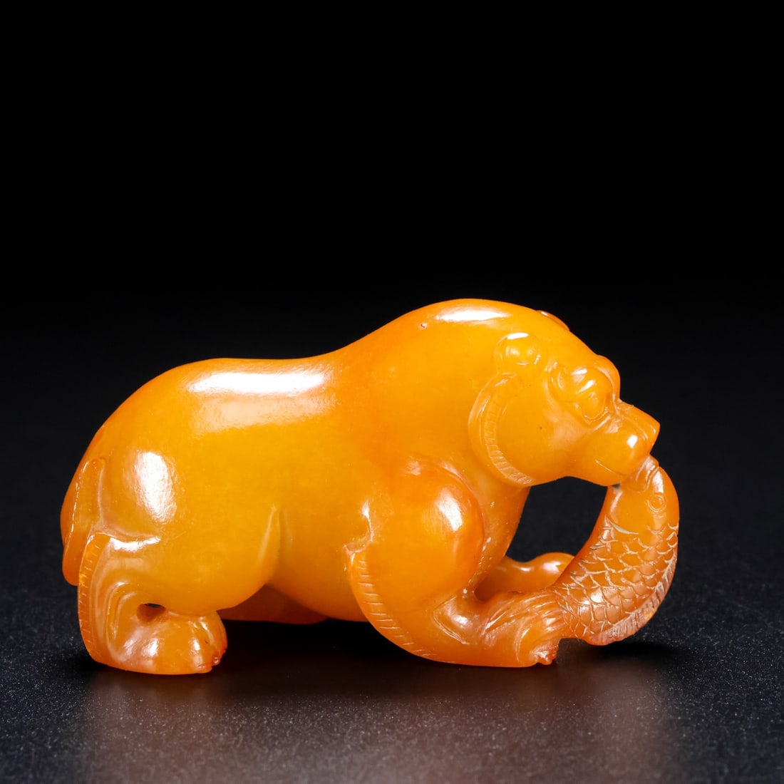 An Exquisite White Jade Auspicious Animal Ornament: An Exquisite White Jade Auspicious Animal Ornament,Han Dynasty,China,Size:2.8inx1.2inx1.6in,Weight:88g,白玉瑞兽摆件,中国汉代