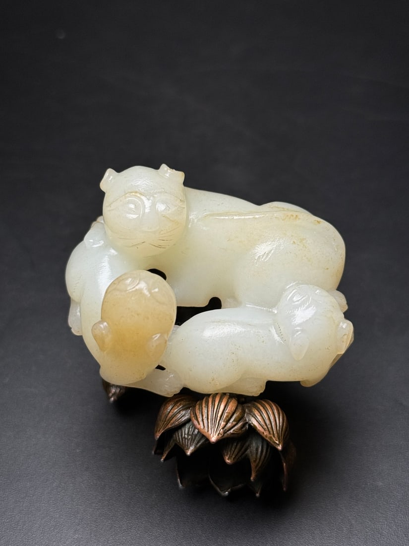 An Exquisite White Jade Auspicious Animal Ornament: An Exquisite White Jade Auspicious Animal Ornament,Han Dynasty,China,Size:2.4inx1.7inx1.1in,Weight:81g,白玉瑞兽摆件,中国汉代