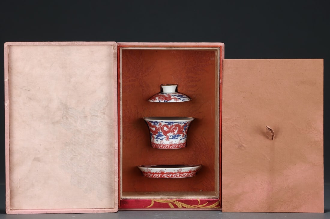 An Exquisite Blue and White Iron-Red Seawater Pattern Dragon Pattern with Cover Bowl: An Exquisite Blue and White Iron-Red Seawater Pattern Dragon Pattern with Cover BowlQing Dynasty, China, Yongzheng Six-character MarkSize:3.5inx4.8in,青花矾红海水&#