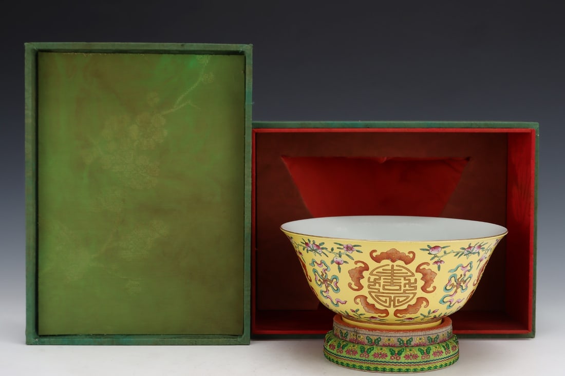 An Exquisite Famille-Rose Bats and Peach Pattern Bowl: An Exquisite Famille-Rose Bats and Peach Pattern BowlQing Dynasty, China,Guangxu Six-character Mark,Size:3.4inx7.7in,粉彩福寿纹碗,中国清代,&