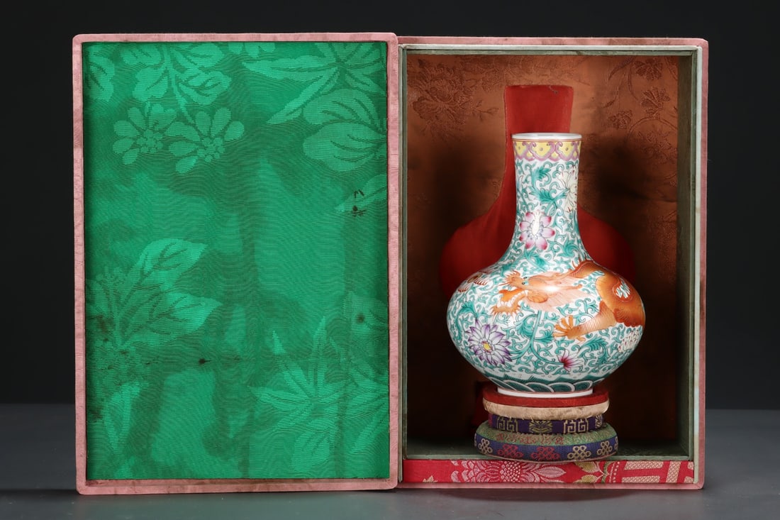 An Exquisite Famille-Rose Lotus Pattern Dragon Pattern Seawater Pattern Vase: An Exquisite Famille-Rose Lotus Pattern Dragon Pattern Seawater Pattern VaseQing Dynasty, China, Qianlong Six-character MarkSize:7.8inx6in,粉彩缠枝莲纹龙ń