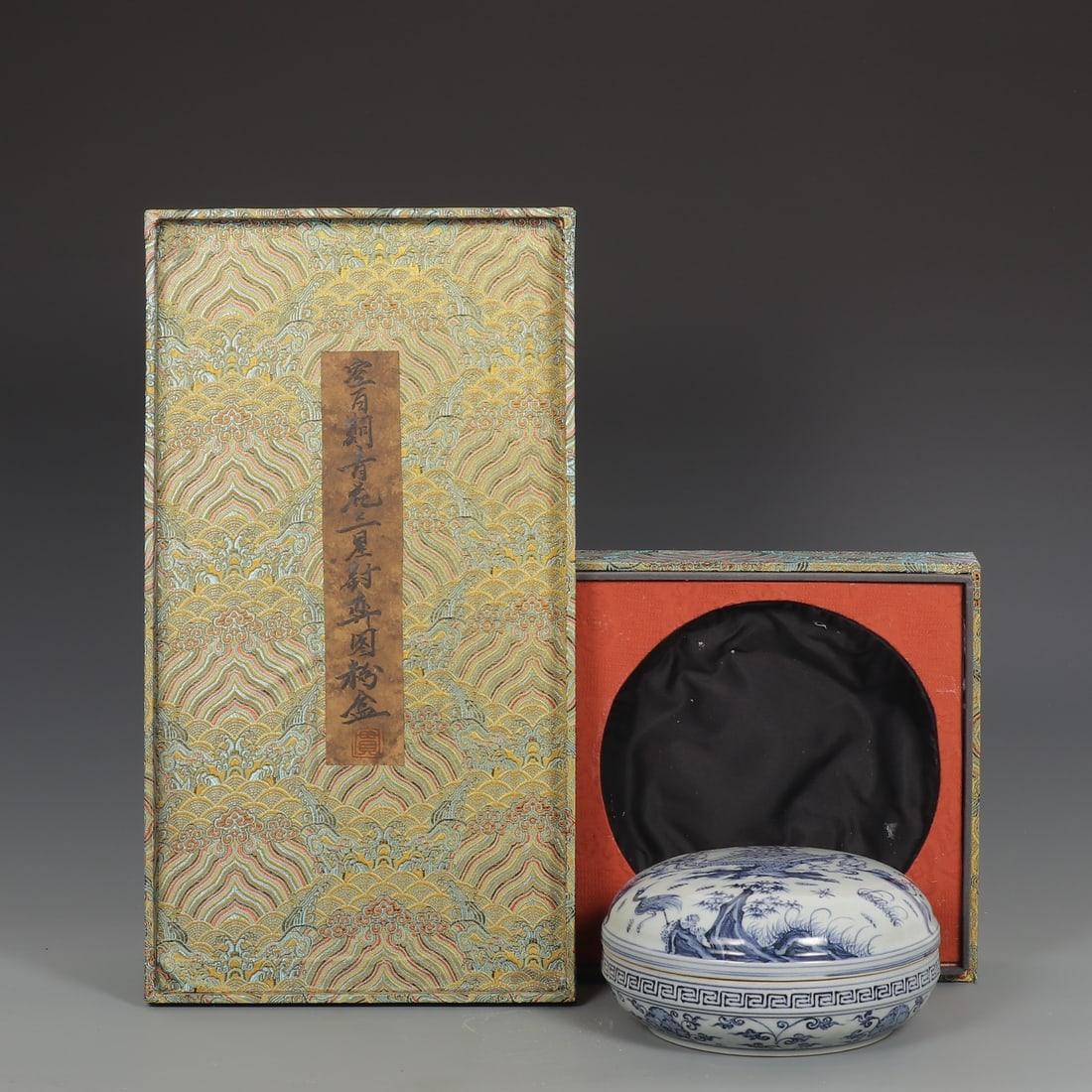 An Exquisite Blue and White Character and Story Pattern Lotus Pattern Box: An Exquisite Blue and White Character and Story Pattern Lotus Pattern Box,Ming Dynasty,China,青花人物故事纹缠枝莲纹盒中