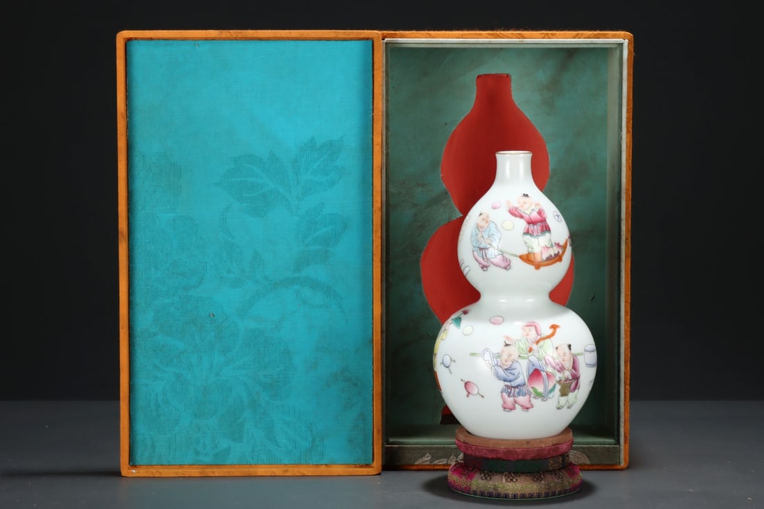 An Exquisite Famille-Rose Painted Gold Character and Story Pattern Gourd Vase: An Exquisite Famille-Rose Painted Gold Character and Story Pattern Gourd VaseQing Dynasty, China, Yongzheng Six-character