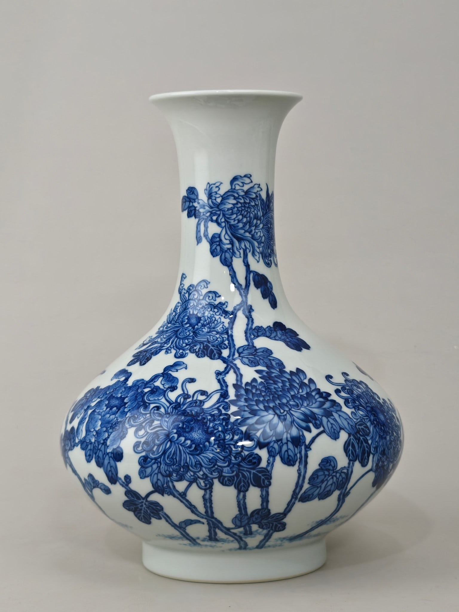 Blue and White Flower Pattern Vase: Blue and White Flower Pattern Vase,Qing Dynasty,China,With Mark,Size:10.4inx7.9in 青花花卉纹瓶,中国清代,带款