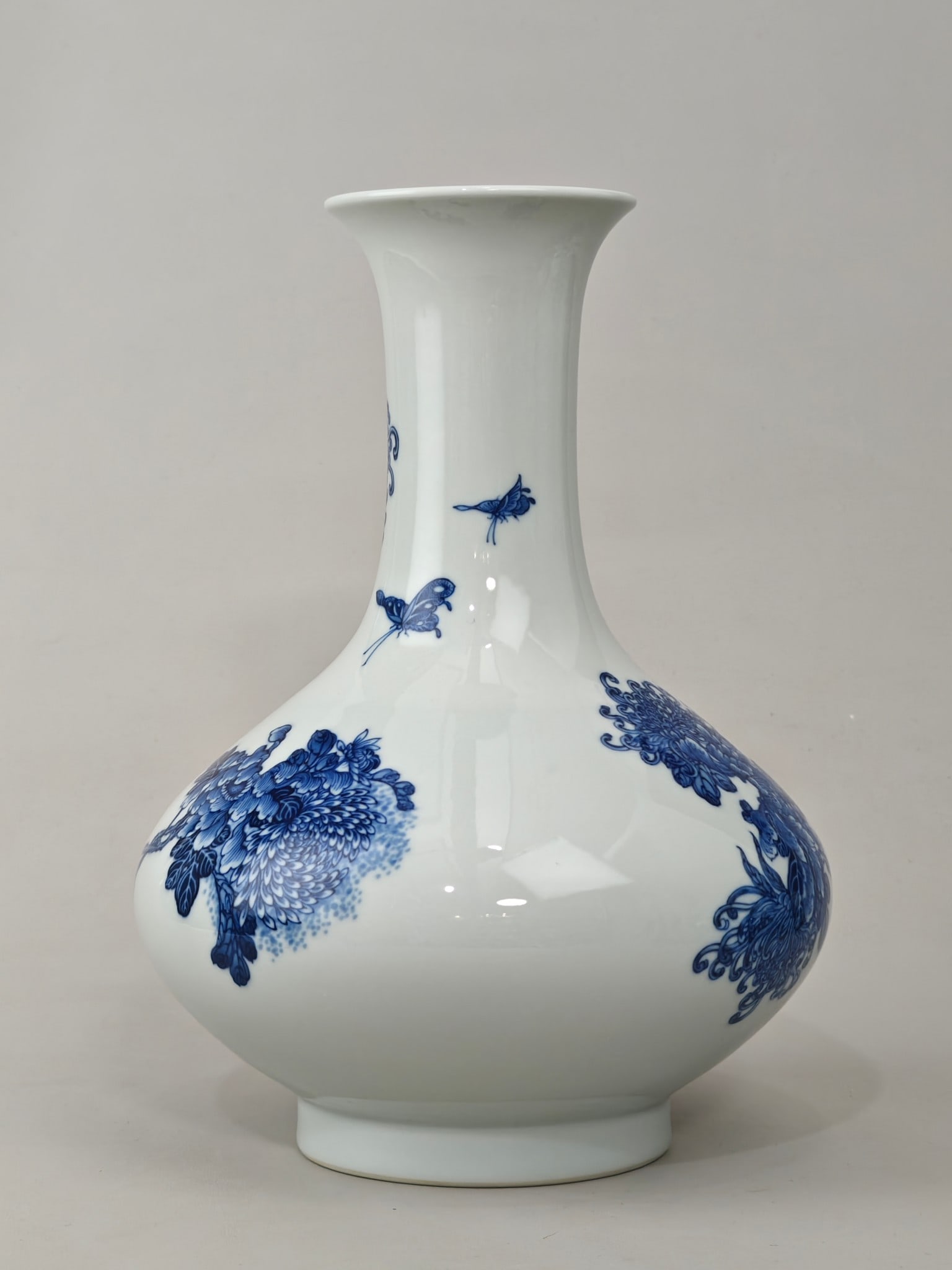 Blue and White Flower Pattern Vase - 3