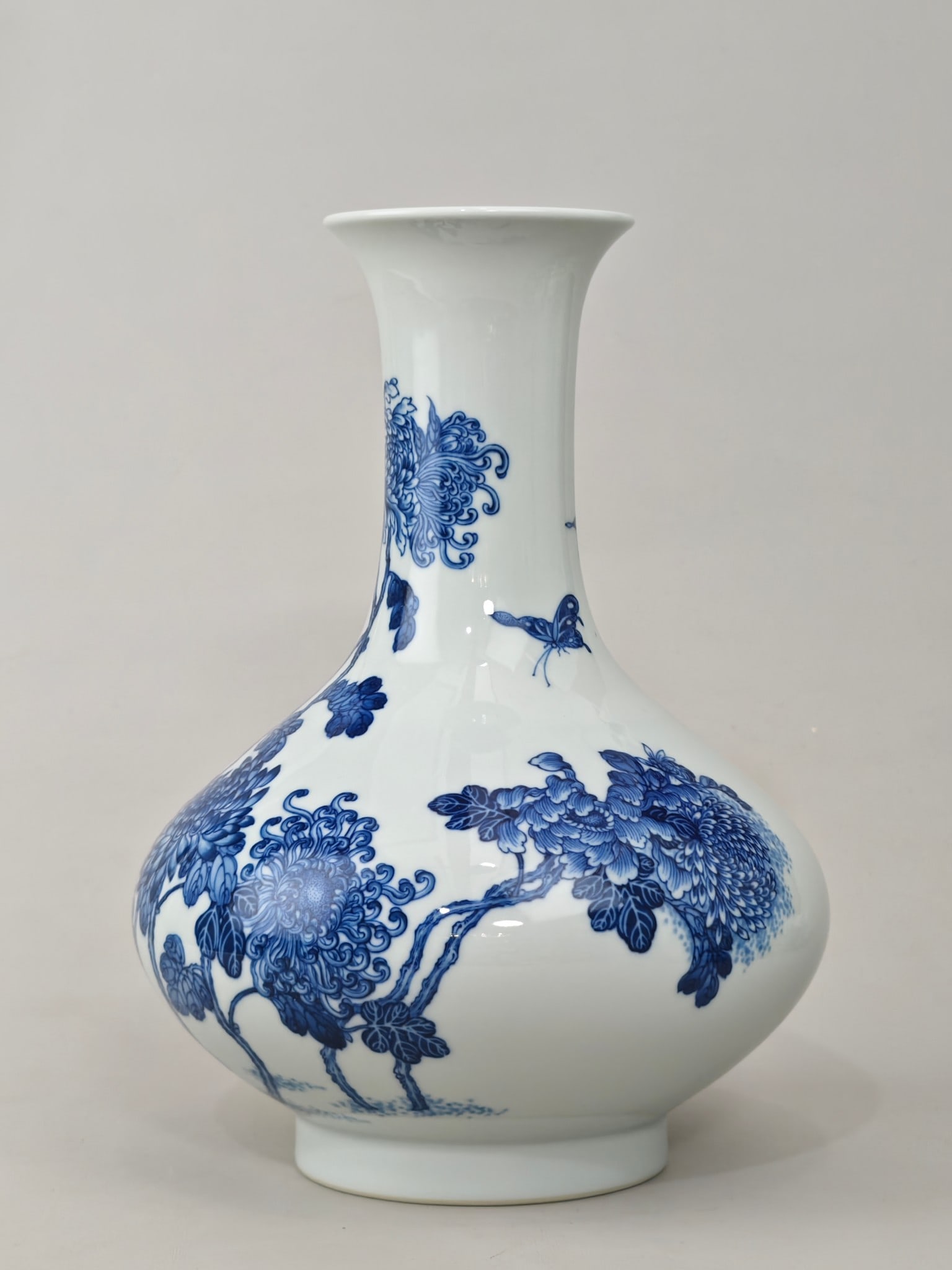 Blue and White Flower Pattern Vase - 4