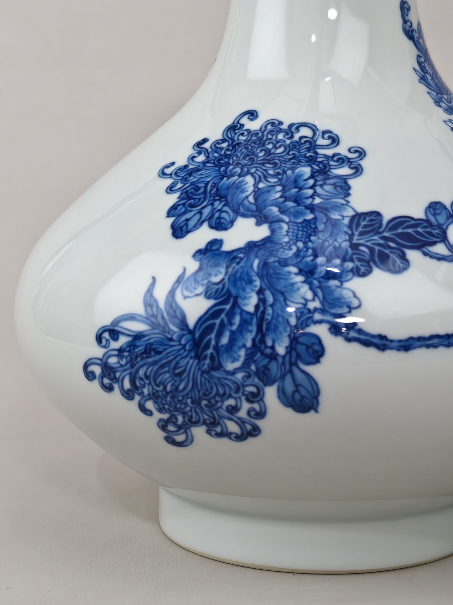 Blue and White Flower Pattern Vase - 7