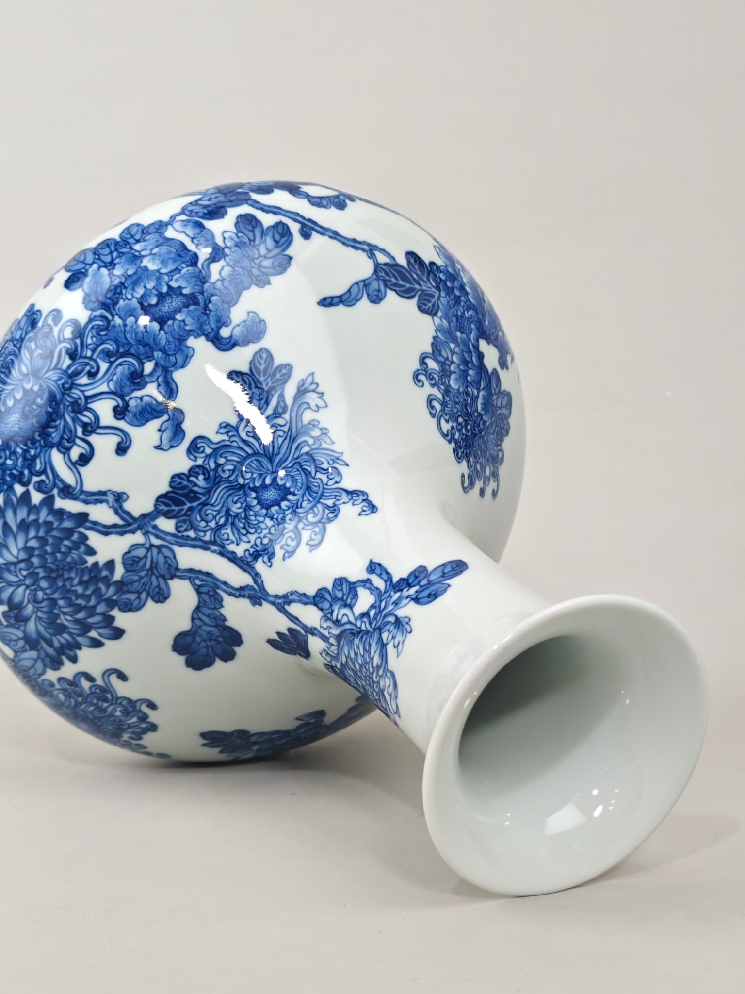 Blue and White Flower Pattern Vase - 8