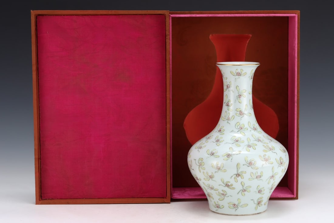 An Exquisite Famille-Rose Flower Pattern Vase: An Exquisite Famille-Rose Flower Pattern Vasethe Republic of China,With Mark,Size:9.7inx6.8in,粉彩花卉纹瓶,中国民国,带款