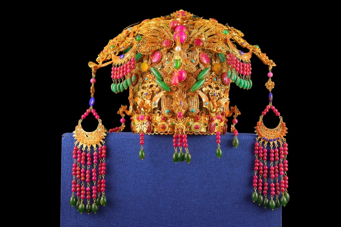 An Exquisite Filigree and Gilding Hair Band Ornament,Inlaid Gems: An Exquisite Filigree and Gilding Hair Band Ornament,Inlaid Gems,Qing Dynasty,China,Size:13.8inx9.8inx9.8in,Weight:1261g,花丝鎏金发冠摆件,嵌ऩ