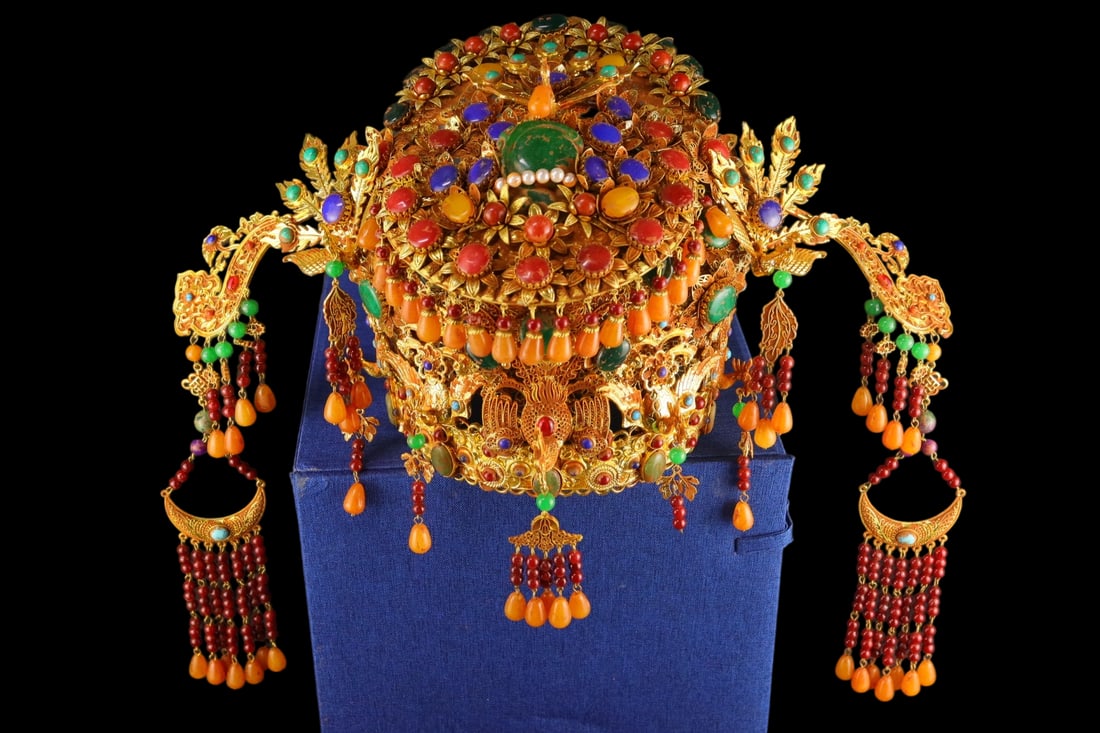 An Exquisite Filigree and Gilding Hair Band Ornament,Inlaid Gems: An Exquisite Filigree and Gilding Hair Band Ornament,Inlaid Gems,Qing Dynasty,China,Size:17.7inx11.8inx9.8in,Weight:1319g,花丝鎏金发冠摆件,嵌ê