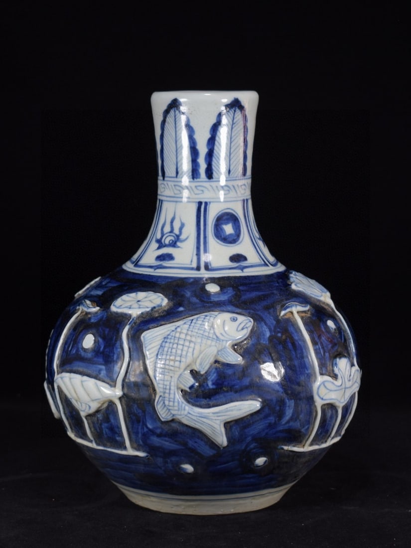 An Exquisite Blue and White Hornwort Pattern Vase: An Exquisite Blue and White Hornwort Pattern Vase,Yuan Dynasty,China,Size:13inx9.4in,青花鱼藻纹瓶,中国元代