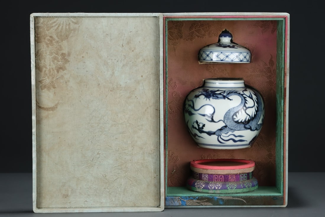 An Exquisite Blue and White Dragon Pattern Jar: An Exquisite Blue and White Dragon Pattern JarQing Dynasty, China,Size:6.9inx6.1in,青花龙纹罐,中国清代,
