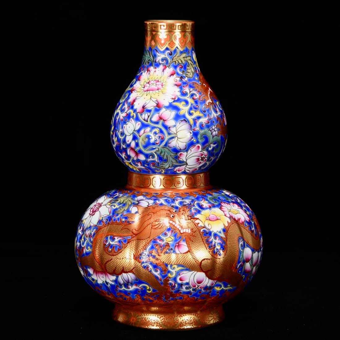 An Exquisite Famille-Rose Painted Gold Dragon Pattern Gourd-Shaped Vase: An Exquisite Famille-Rose Painted Gold Dragon Pattern Gourd-Shaped Vase,Qing Dynasty,China,with Yongzheng Six-character Mark,Size:8.7inx5.5in,粉彩描金龙纹葫&#