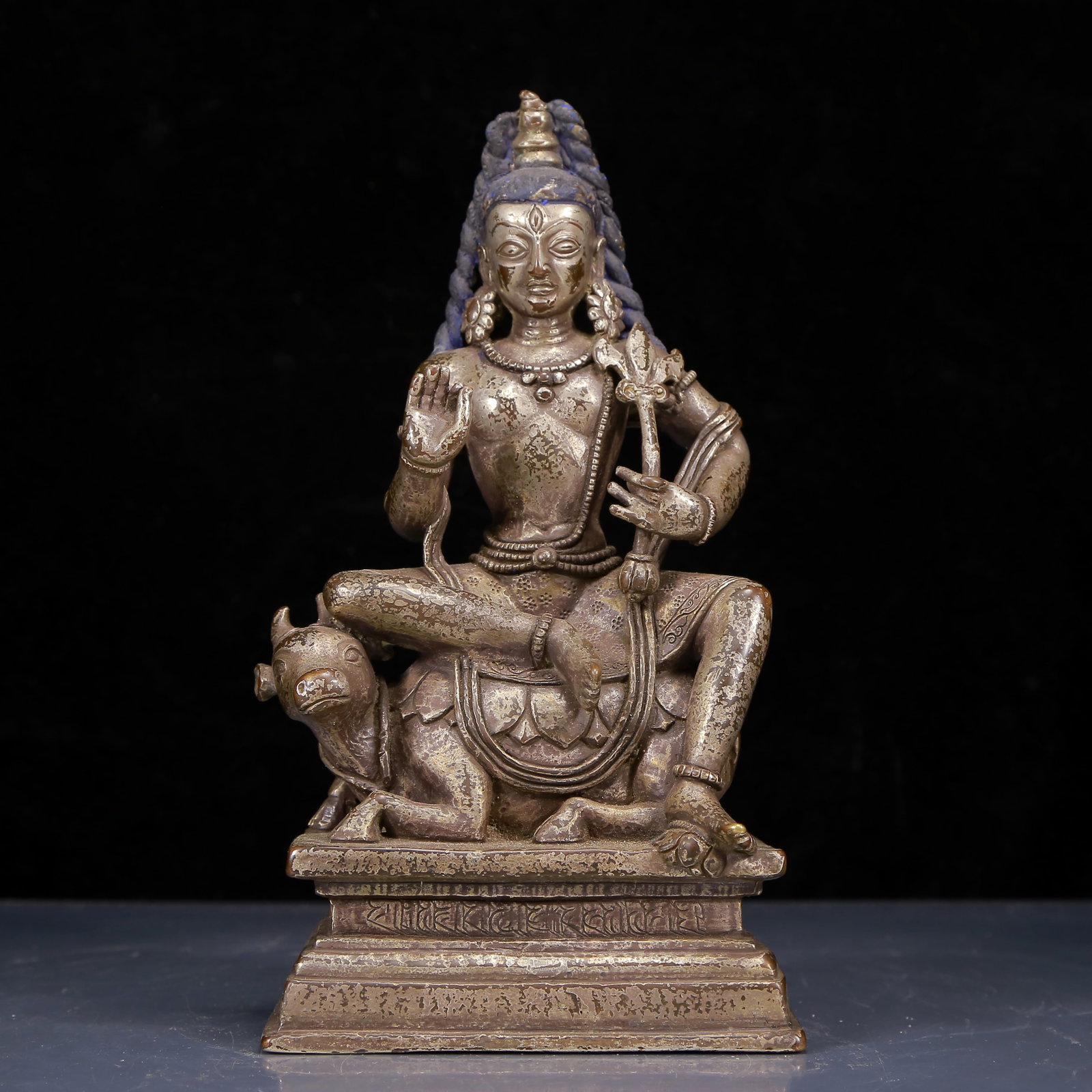 A Solemn Bronze Statue of Avalokitesvara,With Inscription: A Solemn Bronze Statue of Avalokitesvara,With Inscription,Ming Dynasty,China,Size:5.3inx3.5inx10.2in,Weight:2810g,铜持莲观音像,带铭文,中
