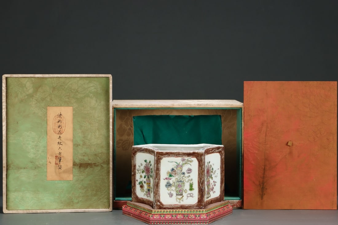 An Exquisite Famille-Rose Flower Pattern Auspicious Beast Pattern Brush Pot: An Exquisite Famille-Rose Flower Pattern Auspicious Beast Pattern Brush PotQing Dynasty, China, Qianlong Four-character MarkSize:5.2inx8.3in,粉彩花卉纹瑞兽
