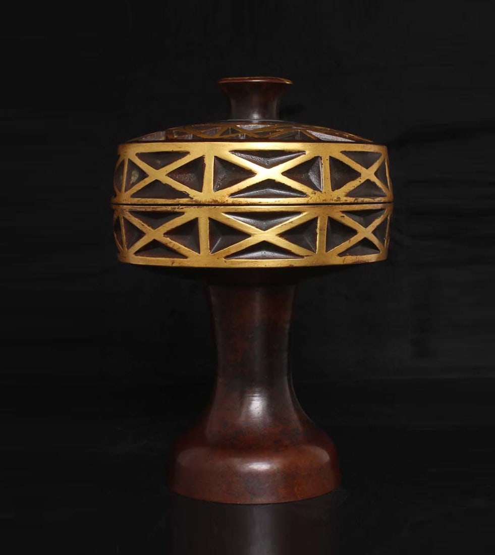 An Exquisite Gilt Bronze Censer: An Exquisite Gilt Bronze Censer,Ming Dynasty,China,with Xuande Six-character Mark,Size:7.7inx5.5in,Weight:3150g,铜鎏金香炉,中国明代,带ऩ