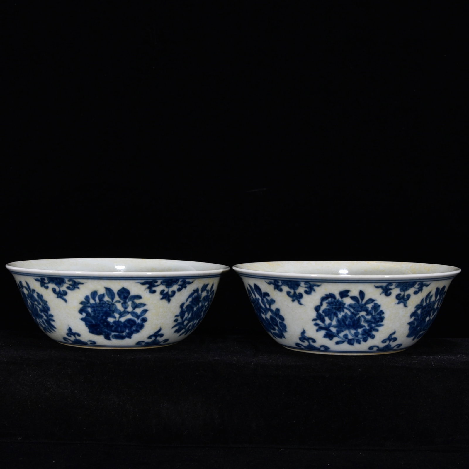 A Pair of Exquisite Blue and White Flower Pattern Bowls: A Pair of Exquisite Blue and White Flower Pattern Bowls,Ming Dynasty,China,with Chenghua Six-character Mark,Size:1.6inx4.5in,一对青花花卉纹碗,中&#