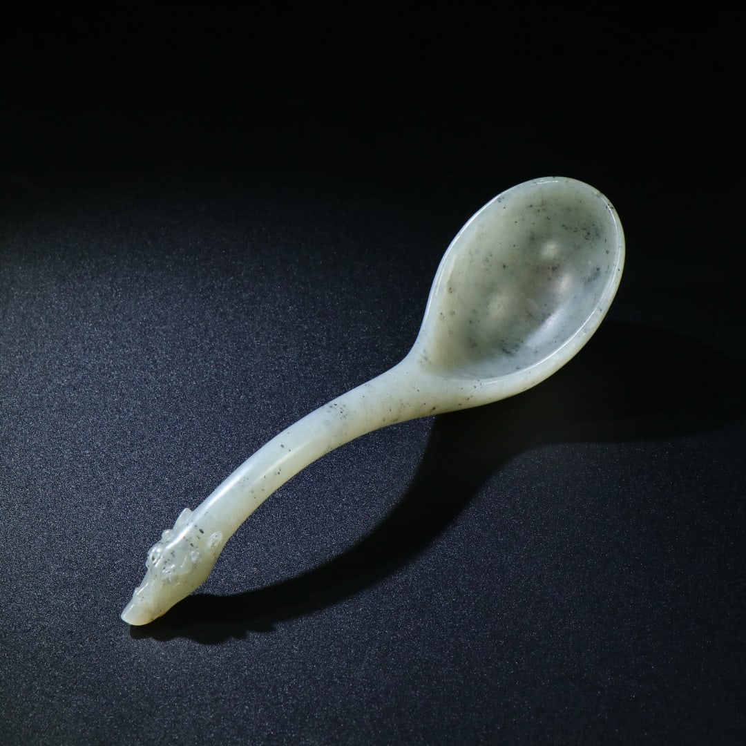 An Exquisite White Jade Dragon Pattern Spoon: An Exquisite White Jade Dragon Pattern Spoon,Han Dynasty,China,Size:5.6inx1.5in,Weight:51g,白玉龙纹勺子,中国汉代