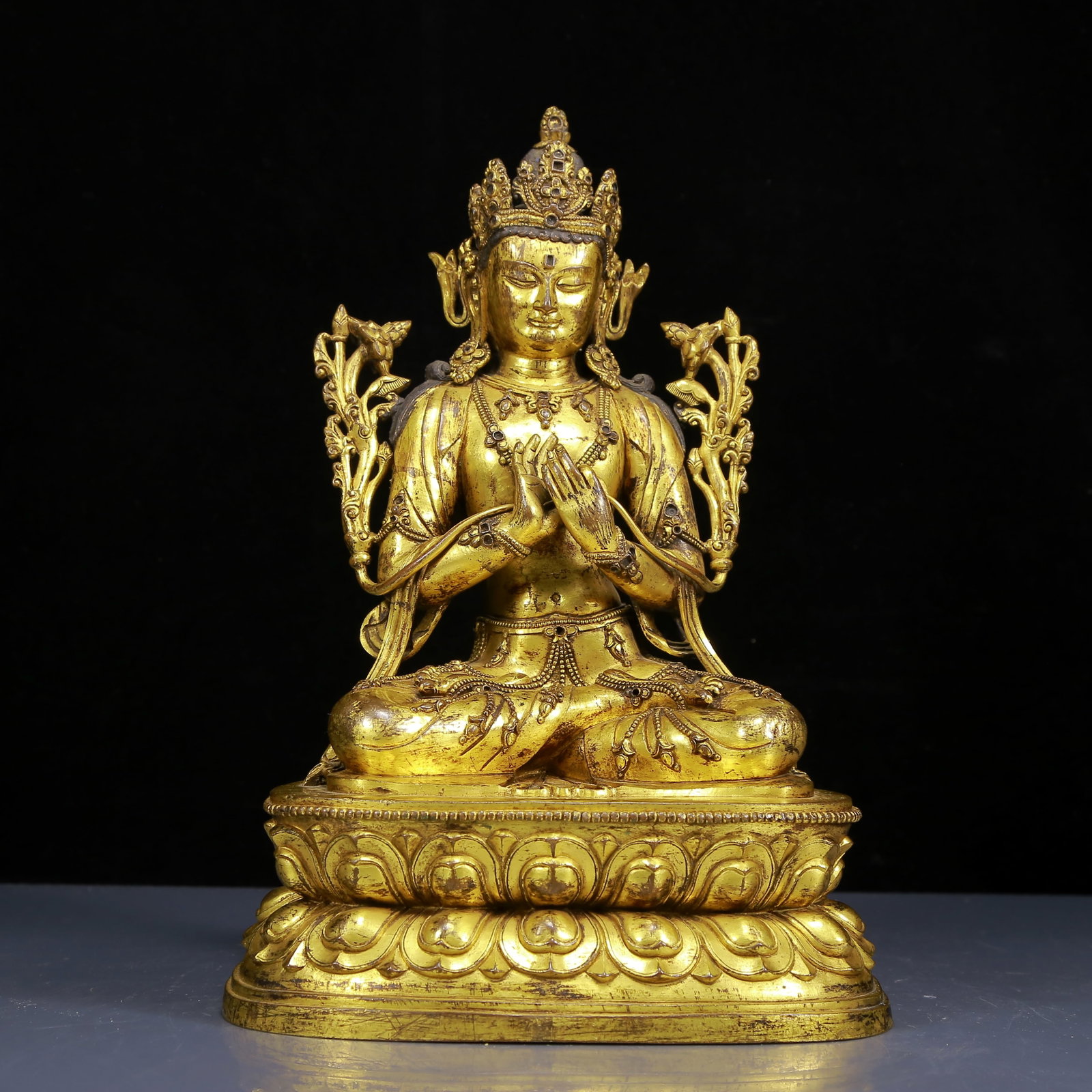 A Solemn Gilt Bronze Statue of Avalokitesvara: A Solemn Gilt Bronze Statue of Avalokitesvara,Ming Dynasty,China,Size:8.3inx6.7inx12.6in,Weight:3530g,铜鎏金观音像,中国明代