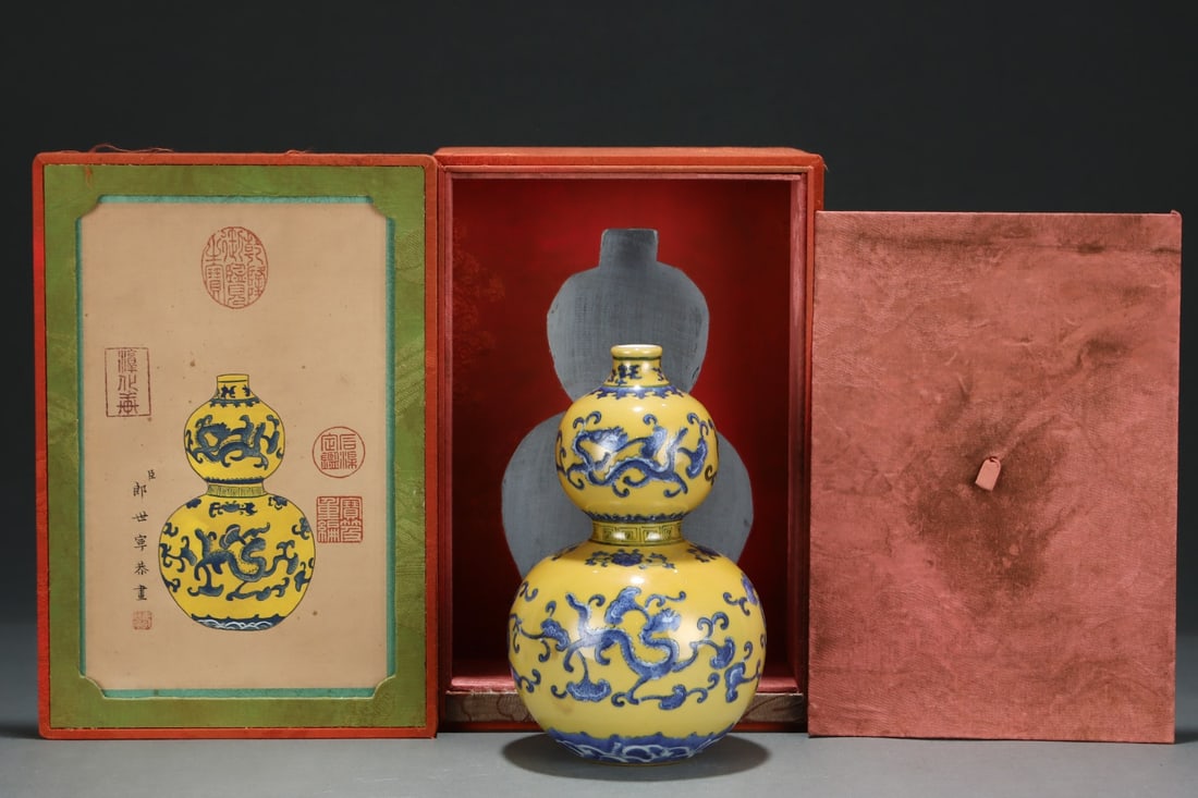 An Exquisite Blue and White Yellow Ground Dragon Pattern Seawater Pattern Gourd Vase: An Exquisite Blue and White Yellow Ground Dragon Pattern Seawater Pattern Gourd VaseQing Dynasty, China, Qianlong Six-character MarkSize:8.4inx5.4in,青花黄地龙纹