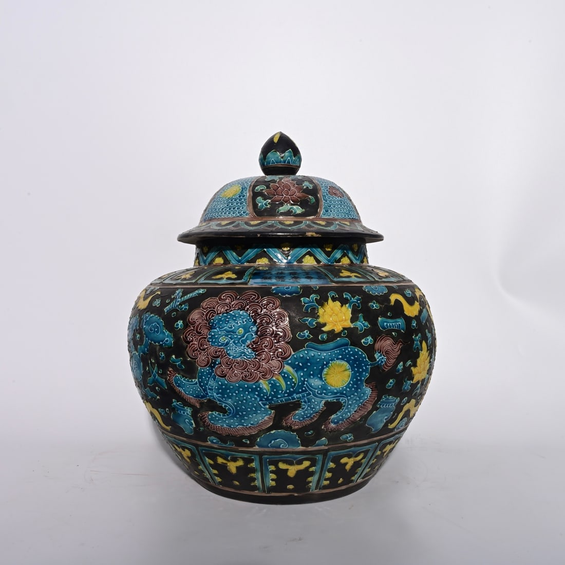 An Exquisite Fahua Glazed Lion Pattern Flower Pattern with Cover Jar, (1 of 9)