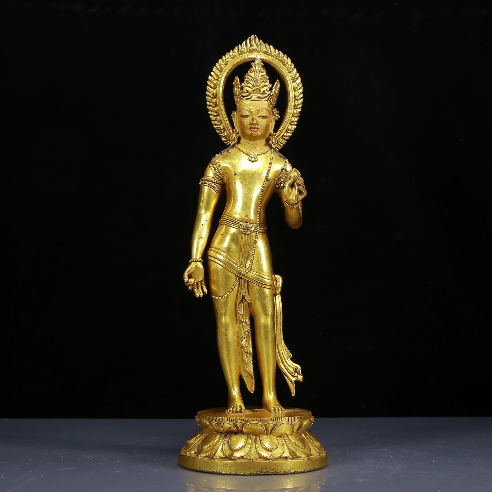 A Solemn Gilt Bronze Statue of Avalokitesvara: A Solemn Gilt Bronze Statue of Avalokitesvara,Ming Dynasty,China,Size:5.5inx16.5in,Weight:3860g,铜鎏金观音像,中国明代