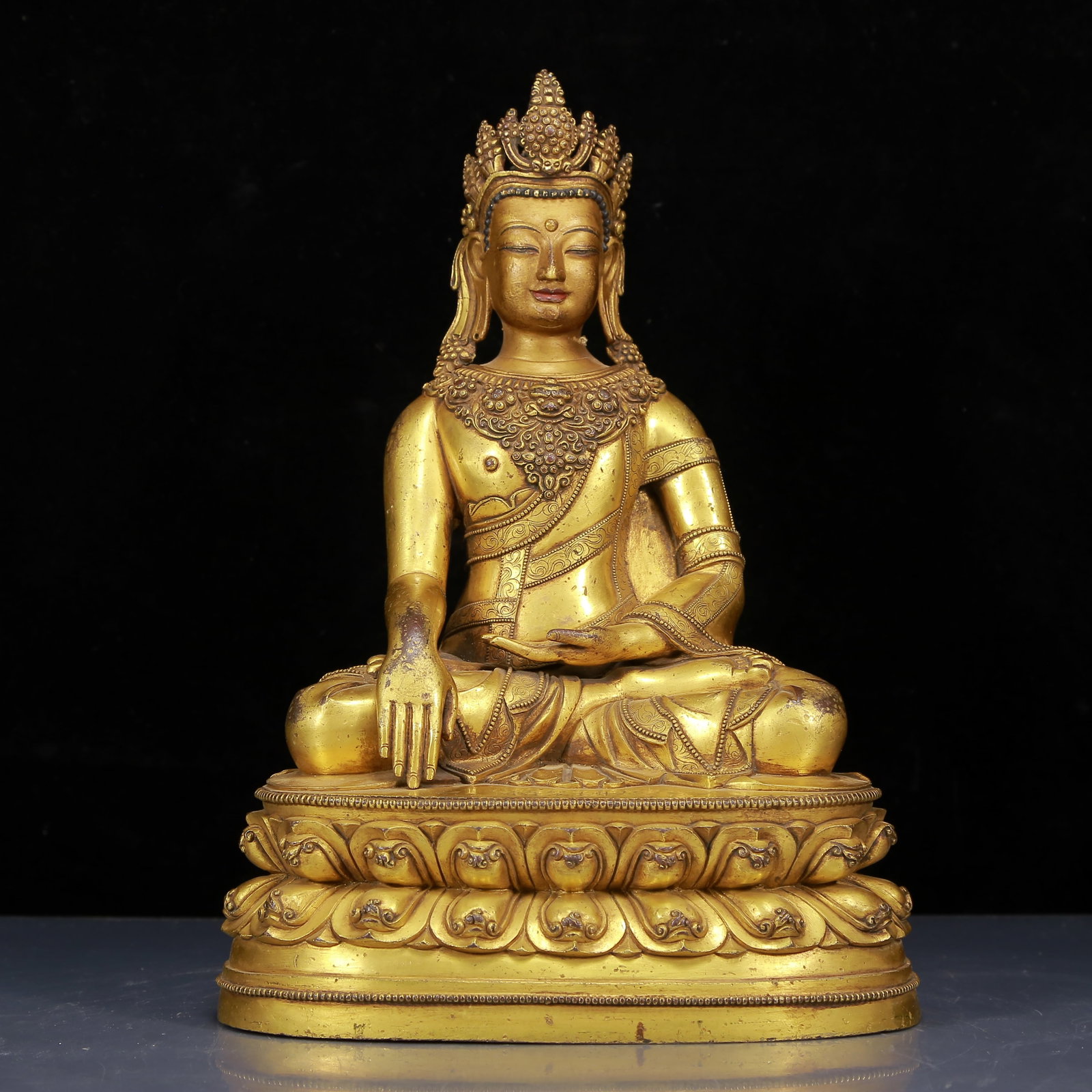A Solemn Gilt Bronze Statue of Sakyamuni: A Solemn Gilt Bronze Statue of Sakyamuni,Ming Dynasty,China,Size:8.3inx6.7inx12.2in,Weight:4710g,铜鎏金释迦摩尼像,中国明代