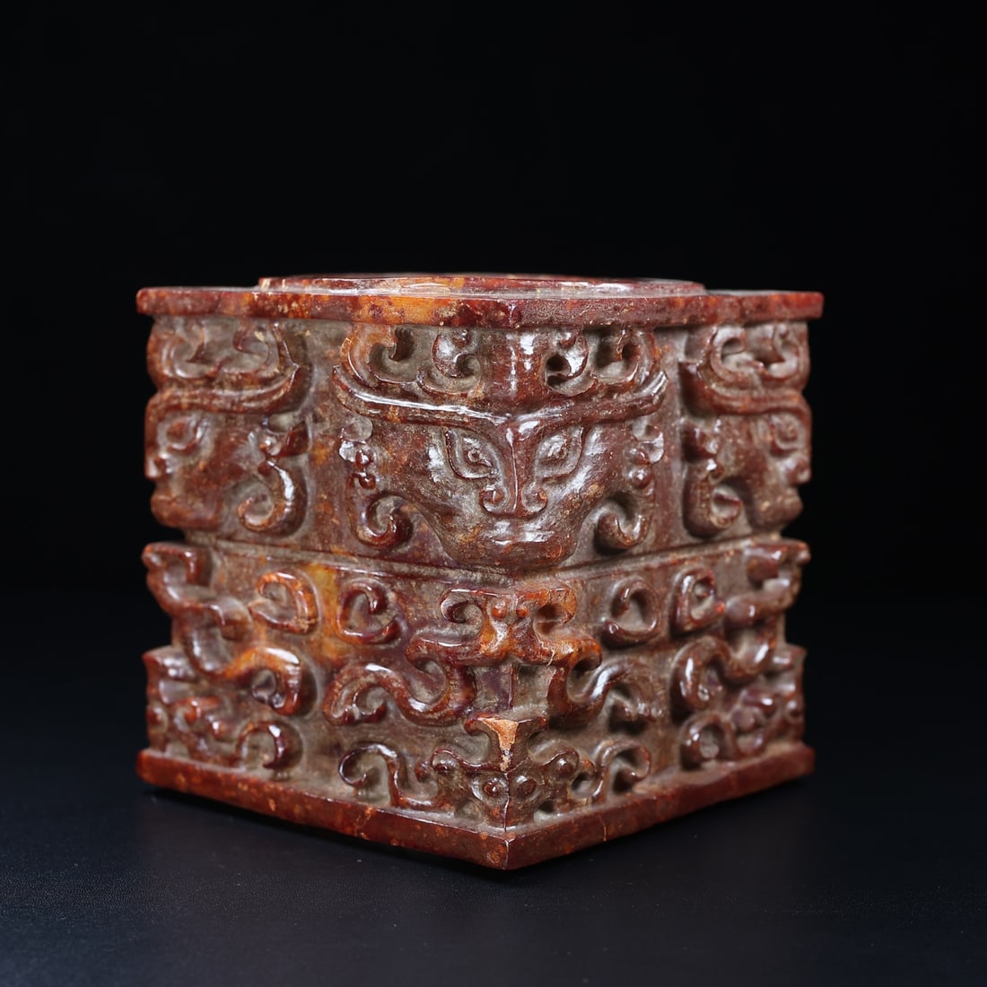 An Exquisite White Jade Dragon Pattern Vase: An Exquisite White Jade Dragon Pattern Vase,Han Dynasty,China,Size:5.4inx5.2in,Weight:3782g,白玉龙纹瓶,中国汉代