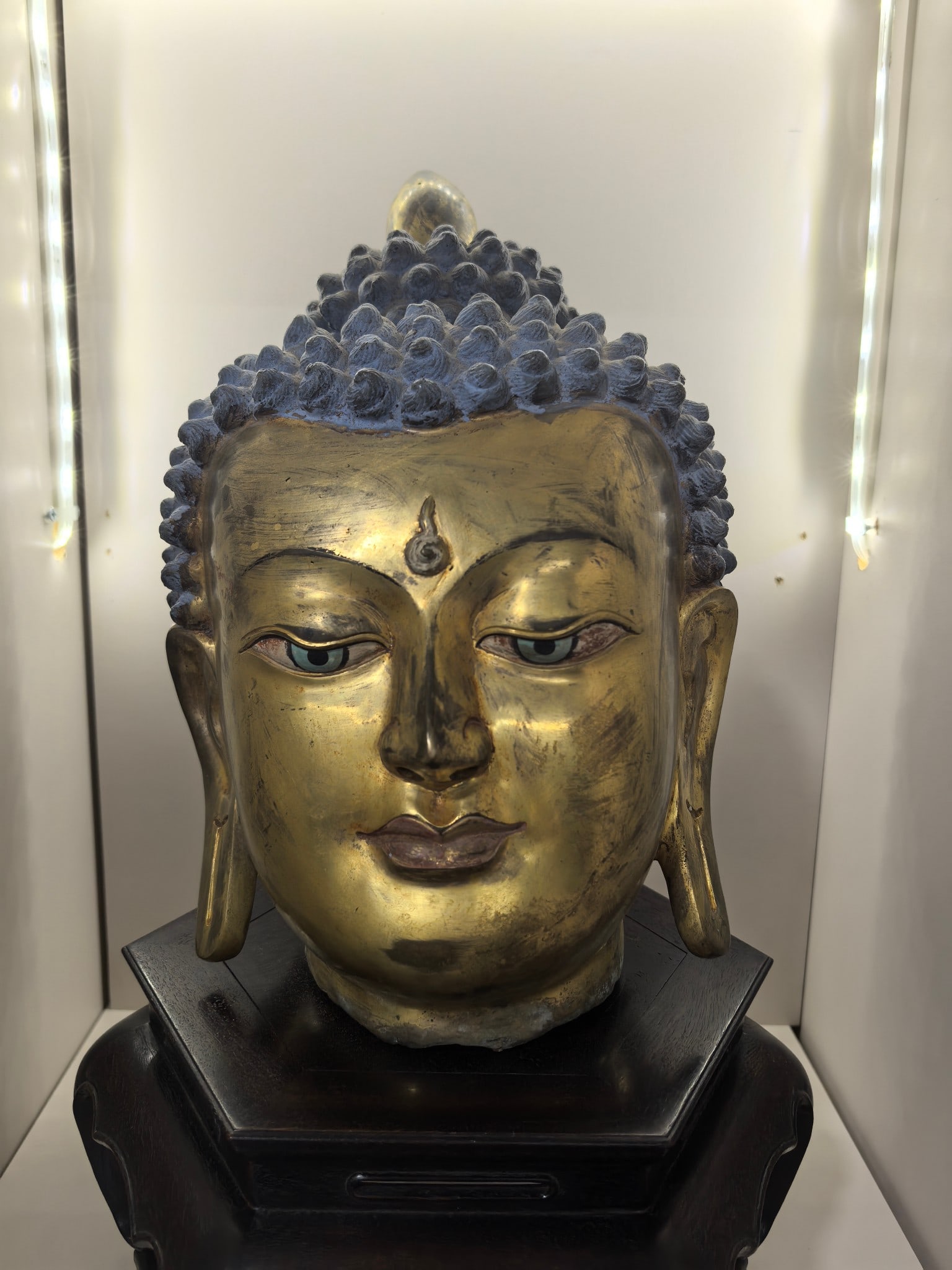 An Exquisite Gilt Bronze Statue of Buddha Head (1 of 7)
