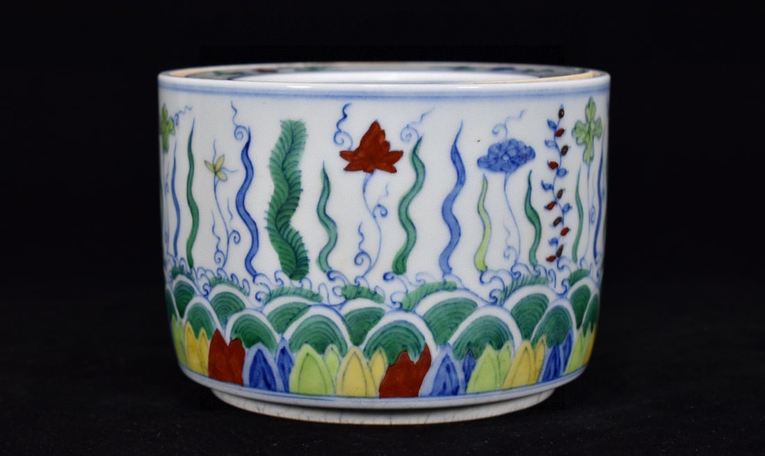 An Exquisite Doucai Hornwort Pattern with Cover Jar (1 of 9)