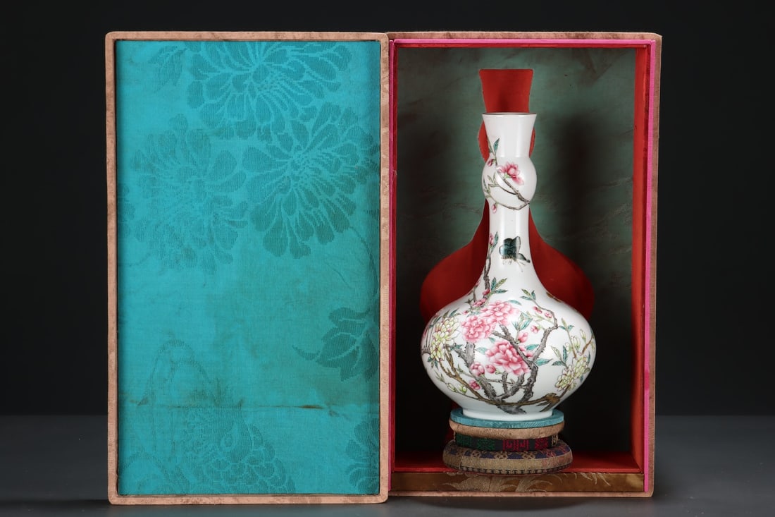 An Exquisite Famille-Rose Painted Gold Flower and Butterfly Pattern Vase: An Exquisite Famille-Rose Painted Gold Flower and Butterfly Pattern VaseQing Dynasty, China, Qianlong Six-character MarkSize:10.4inx5.7in,粉彩描金花卉蝴උ