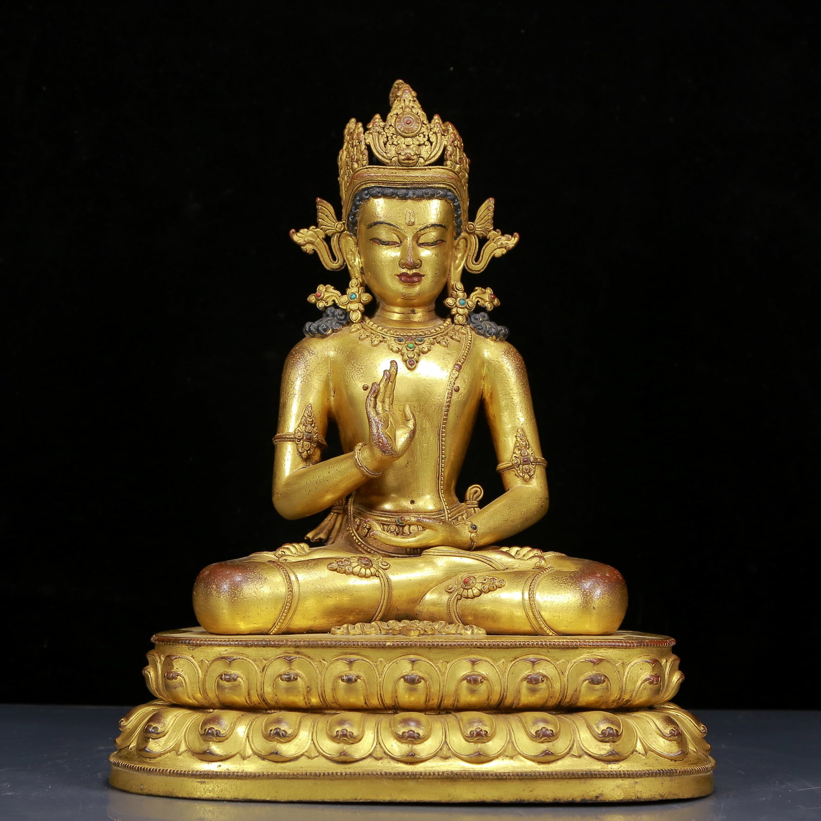 A Solemn Gilt Bronze Inlaid Gems Statue of Sakyamuni: A Solemn Gilt Bronze Inlaid Gems Statue of Sakyamuni,Qing Dynasty,China,Qianlong Seven-character Mark,Size:9.8inx7.5inx13in,Weight:4395g,铜鎏金嵌宝石释迦