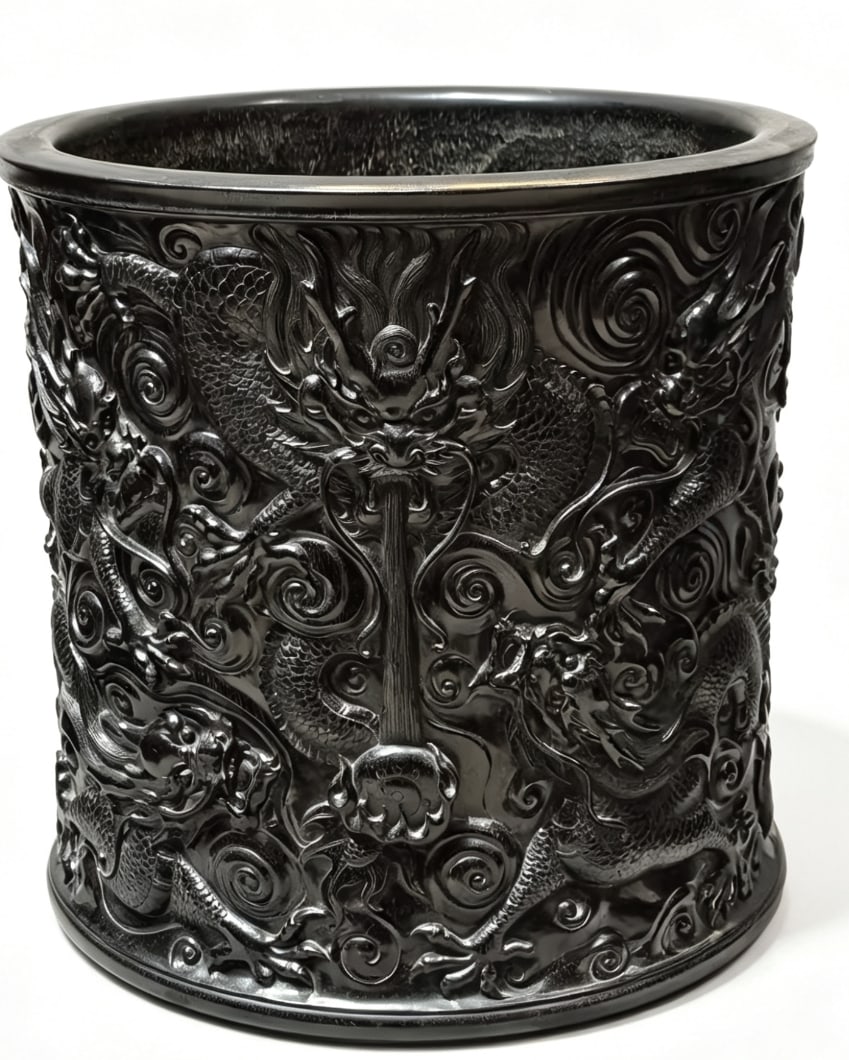 An Exquisite Zitanwood Dragon Pattern Brush Pot: An Exquisite Zitanwood Dragon Pattern Brush Pot,Qing Dynasty,China,Size:11inx11in,紫檀木龙纹笔筒,中国清代