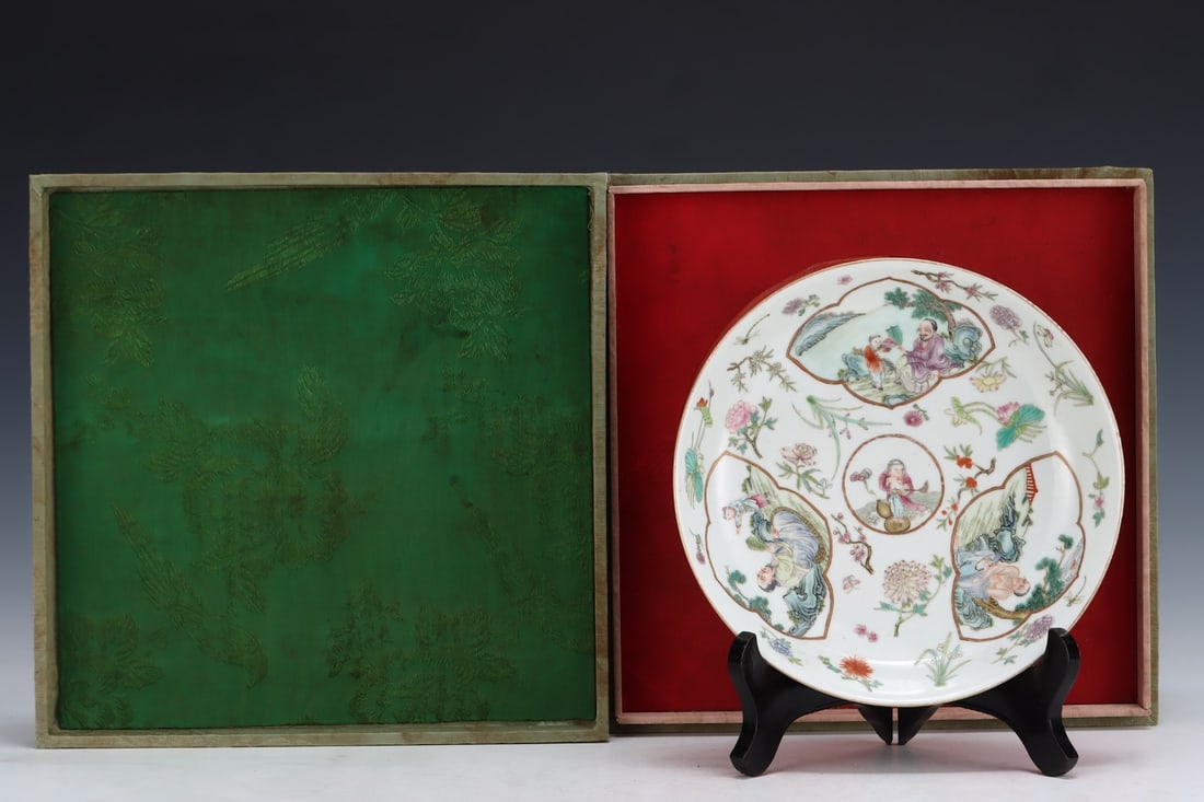 An Exquisite Famille-Rose Character and Story Pattern Plate: An Exquisite Famille-Rose Character and Story Pattern PlateQing Dynasty, China,Jiaqing Six-character Mark,Size:1.5inx7.7in,粉彩人物故事纹盘,中
