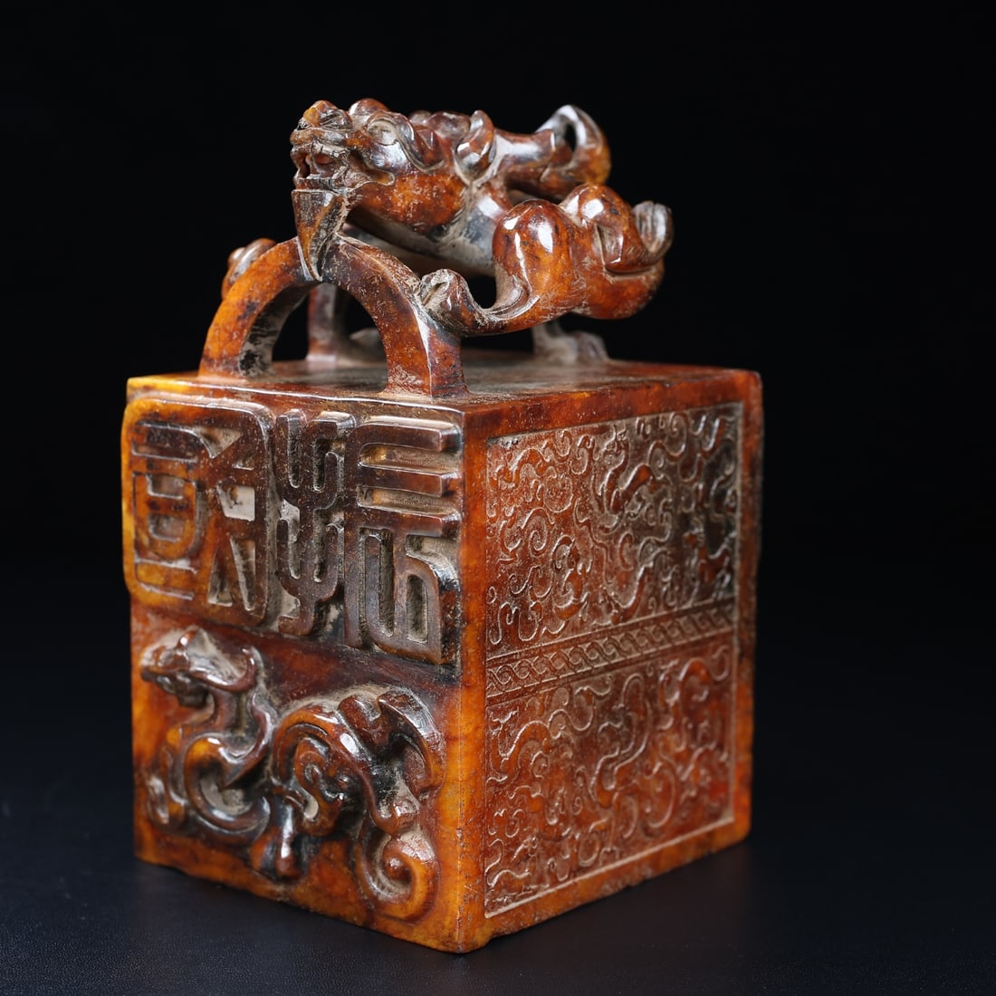 An Exquisite White Jade Dragon Pattern Auspicious Animal Seal: An Exquisite White Jade Dragon Pattern Auspicious Animal Seal,Han Dynasty,China,Size:6.7inx4.6inx4in,Weight:3640g,白玉龙纹瑞兽印章,中国ĕ