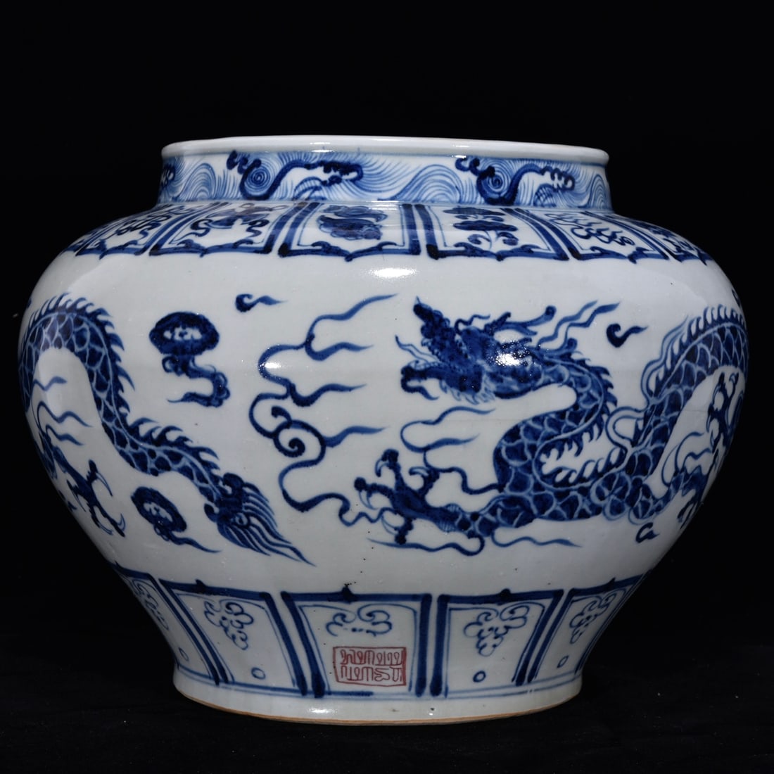 An Exquisite Blue and White Dragon Pattern Jar: An Exquisite Blue and White Dragon Pattern Jar,Yuan Dynasty,China,Size:9.8inx13.8in,青花龙纹罐,中国元代