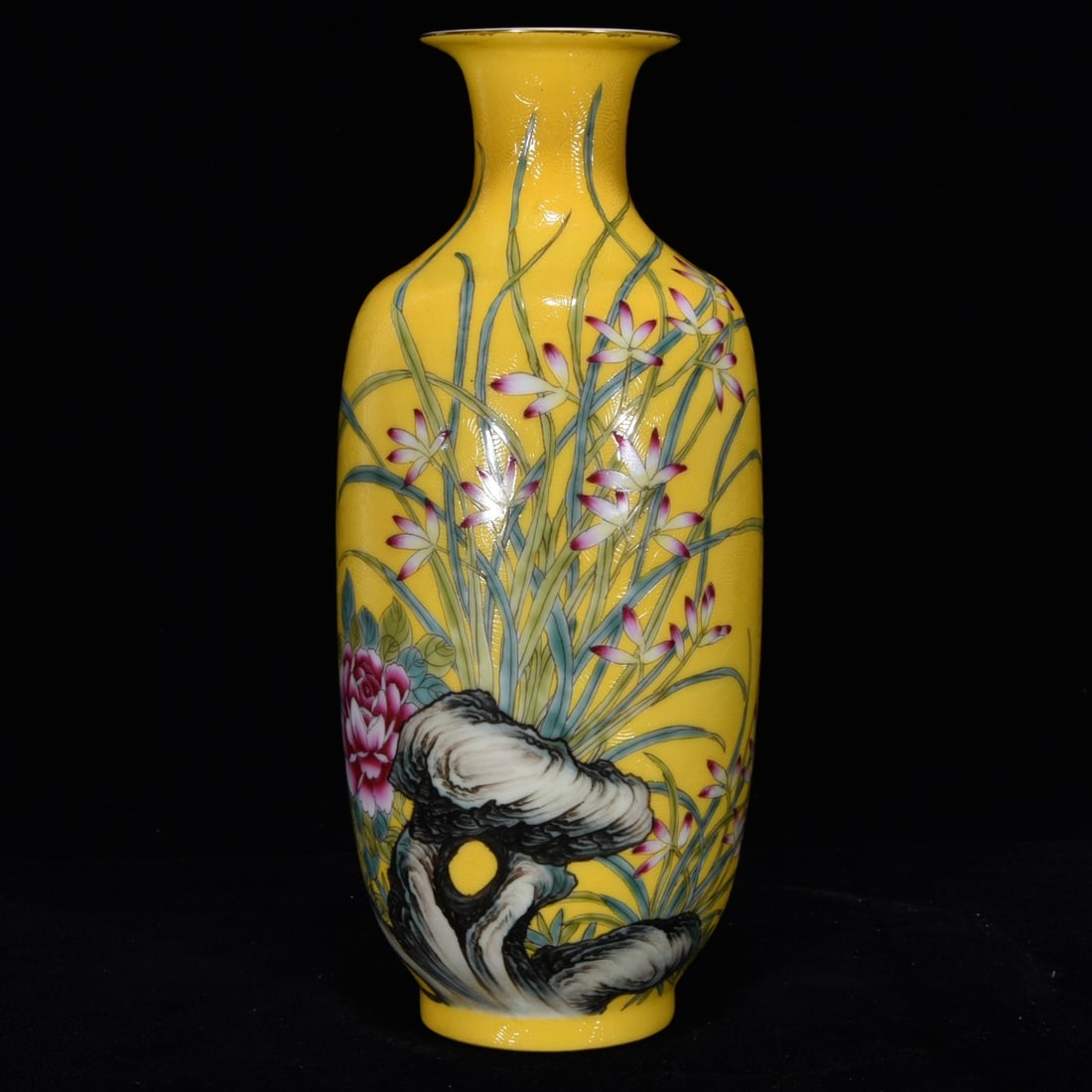 An Exquisite Famille-Rose Yellow Glazed Flower Pattern Vase: An Exquisite Famille-Rose Yellow Glazed Flower Pattern Vase,Qing Dynasty,China,with Qianlong Four-character Mark,Size:9.1inx3.9in,粉彩黄釉花卉纹瓶,È