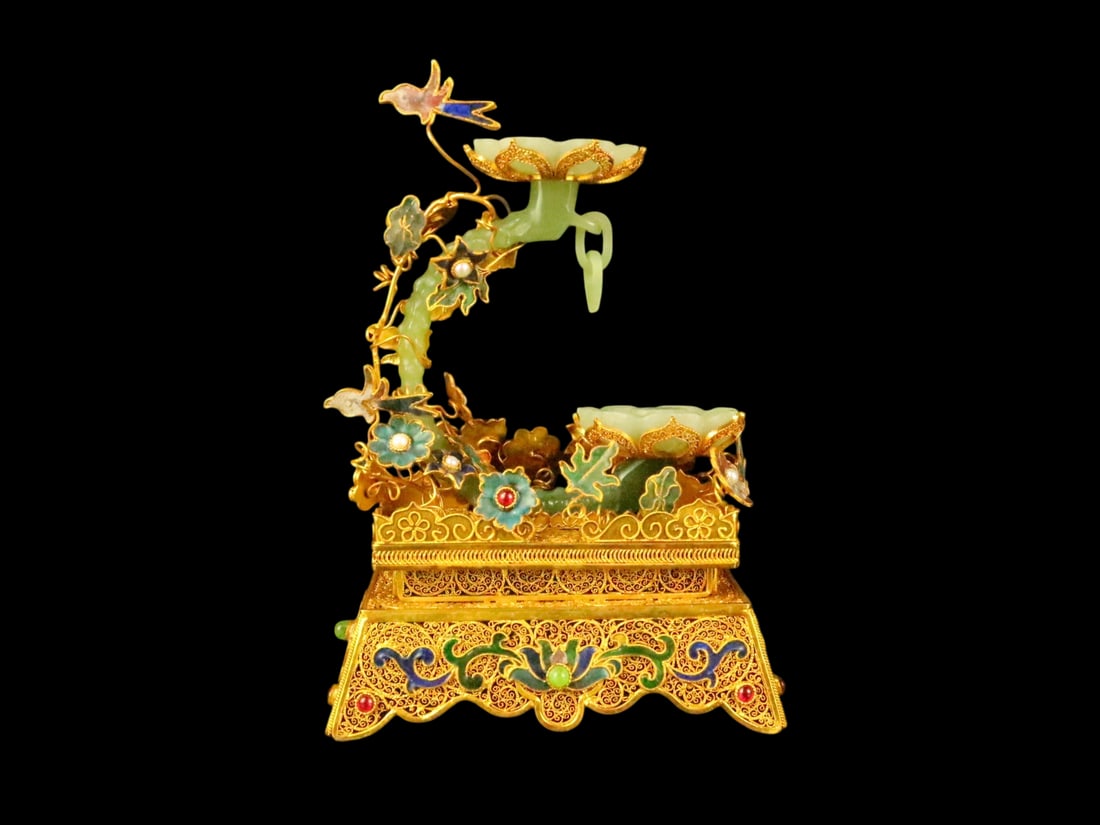 An Exquisite Filigree and Gilding Inlaid White Jade Incense holder Ornament,Inlaid Gems: An Exquisite Filigree and Gilding Inlaid White Jade Incense holder Ornament,Inlaid Gems,Qing Dynasty,China,with Qianlong Four-character Mark,Size:5.5inx3.1inx7.9in,Weight:528g,花丝鎏