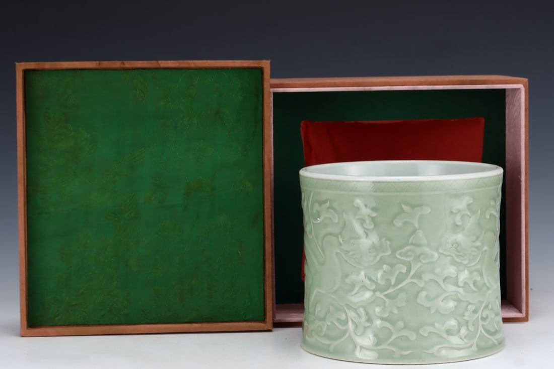 An Exquisite Celadon Glazed Lotus Pattern Dragon Pattern Brush Pot: An Exquisite Celadon Glazed Lotus Pattern Dragon Pattern Brush PotQing Dynasty, China,With Mark,Size:6.5inx7.4in,青釉缠枝莲纹龙纹笔筒,ߑ