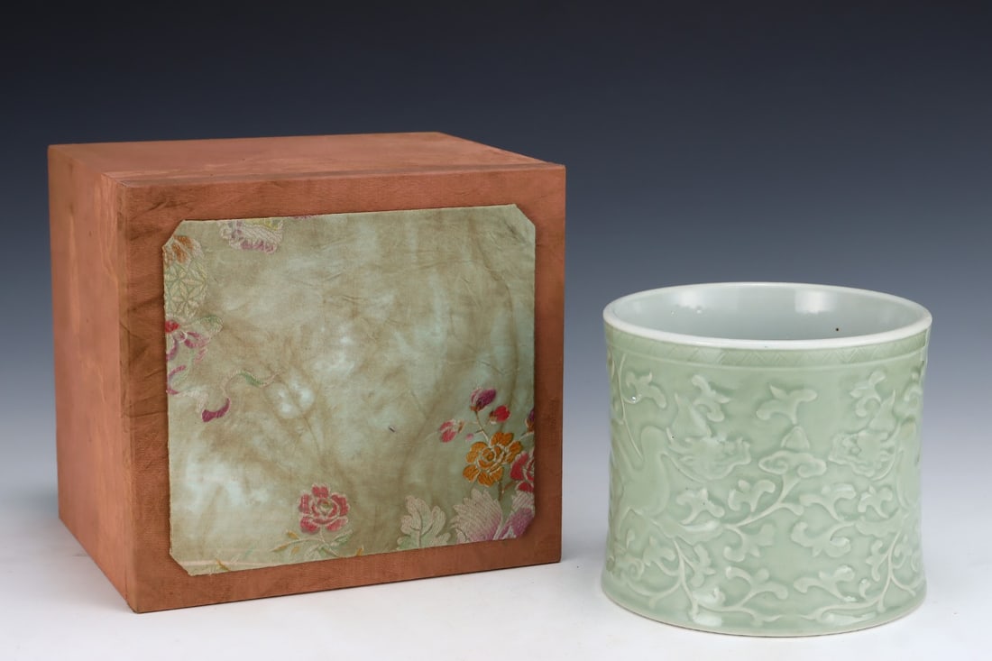An Exquisite Celadon Glazed Lotus Pattern Dragon Pattern Brush Pot - 2