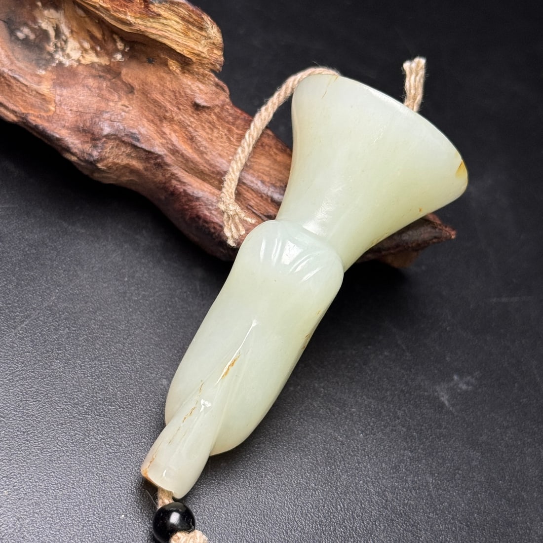 An Exquisite White Jade Figure Ornament - 5