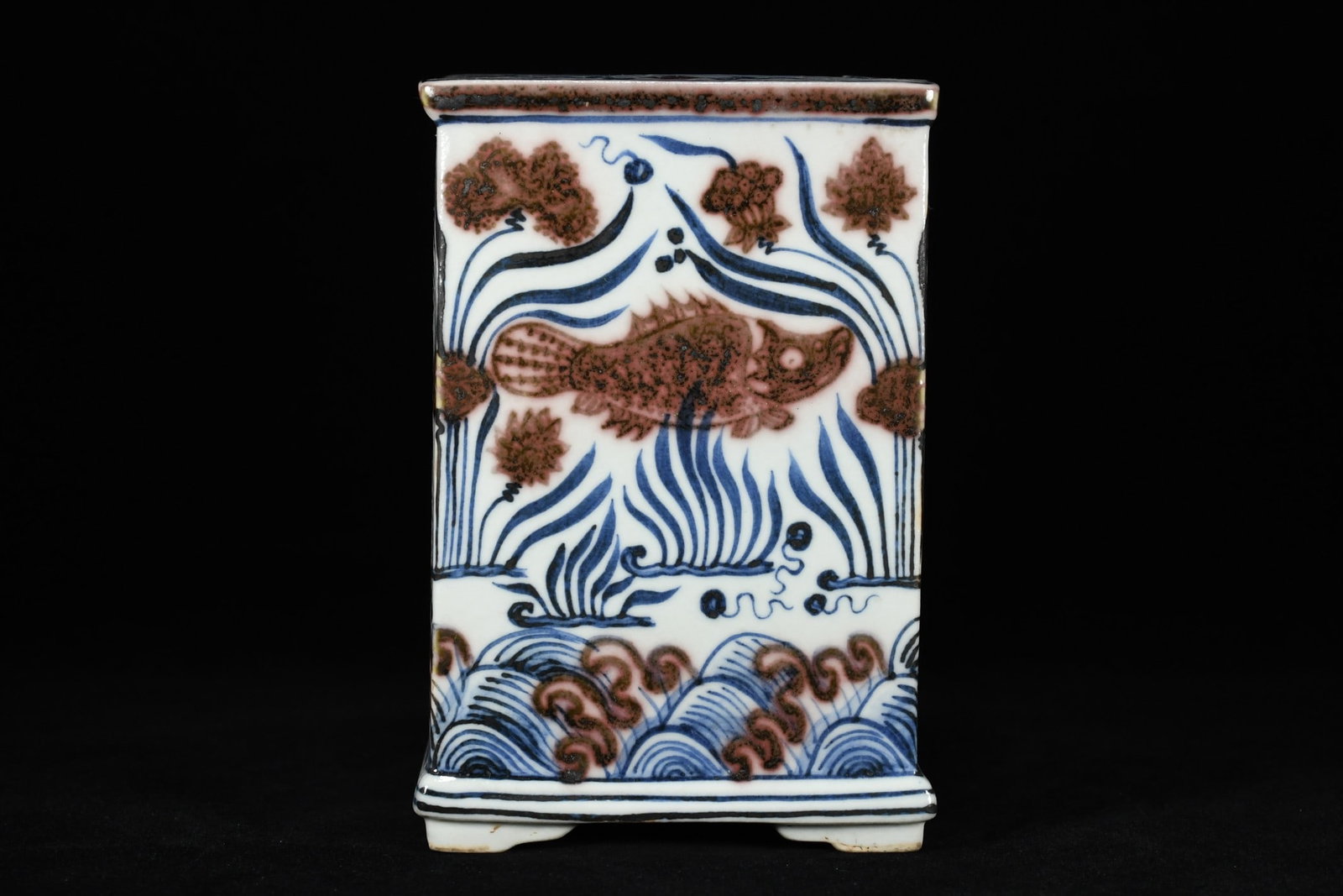 An Exquisite Blue and White Hornwort Pattern Brush Pot: An Exquisite Blue and White Hornwort Pattern Brush Pot,Ming Dynasty,China,with Xuande Six-character Mark,Size:6.7inx5.9in,青花鱼藻纹笔筒,中国ą