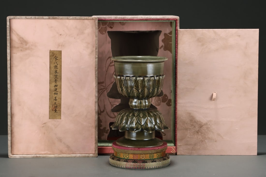 An Exquisite Longquan yao Celadon Glazed Candlestick: An Exquisite Longquan yao Celadon Glazed Candlestick,Song Dynasty, China,Size:8.3inx5.4in,龙泉窑青釉烛台,中国宋代