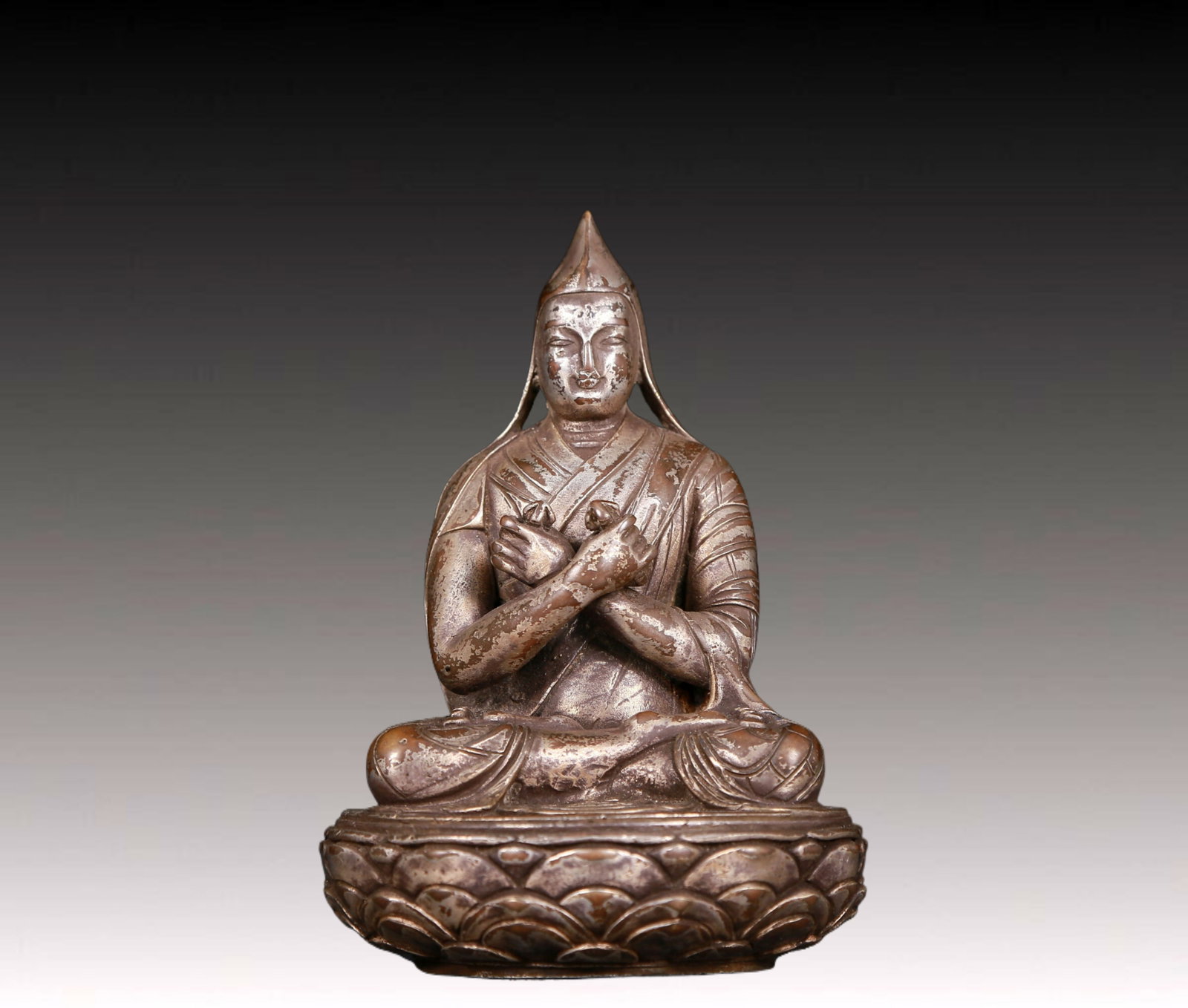 An exquisite gilt bronze statue of Tsongkhapa: An exquisite gilt bronze statue of Tsongkhapa,Ming Dynasty,China. The sculpture is richly decorated,such as cassocks,gems,jewelry and crowns,to highlight Tsongkhapa's solemnity and dignity. It represe
