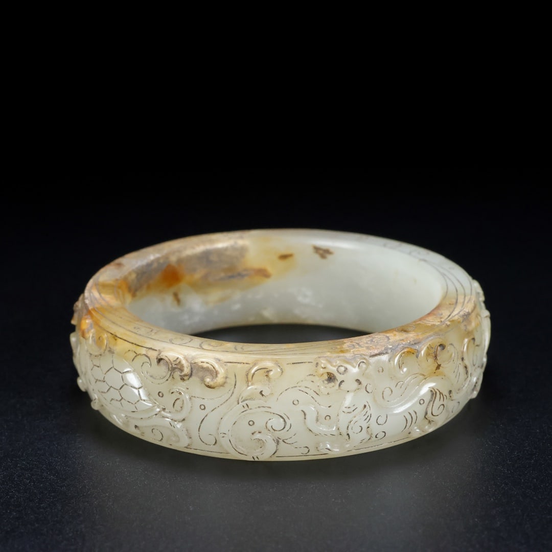 An Exquisite White Jade Auspicious Animal Pattern Bracelets: An Exquisite White Jade Auspicious Animal Pattern Bracelets,Han Dynasty,China,Size:(inside diameter)2.4in,Weight:106g,白玉瑞兽纹手镯,中国汉&
